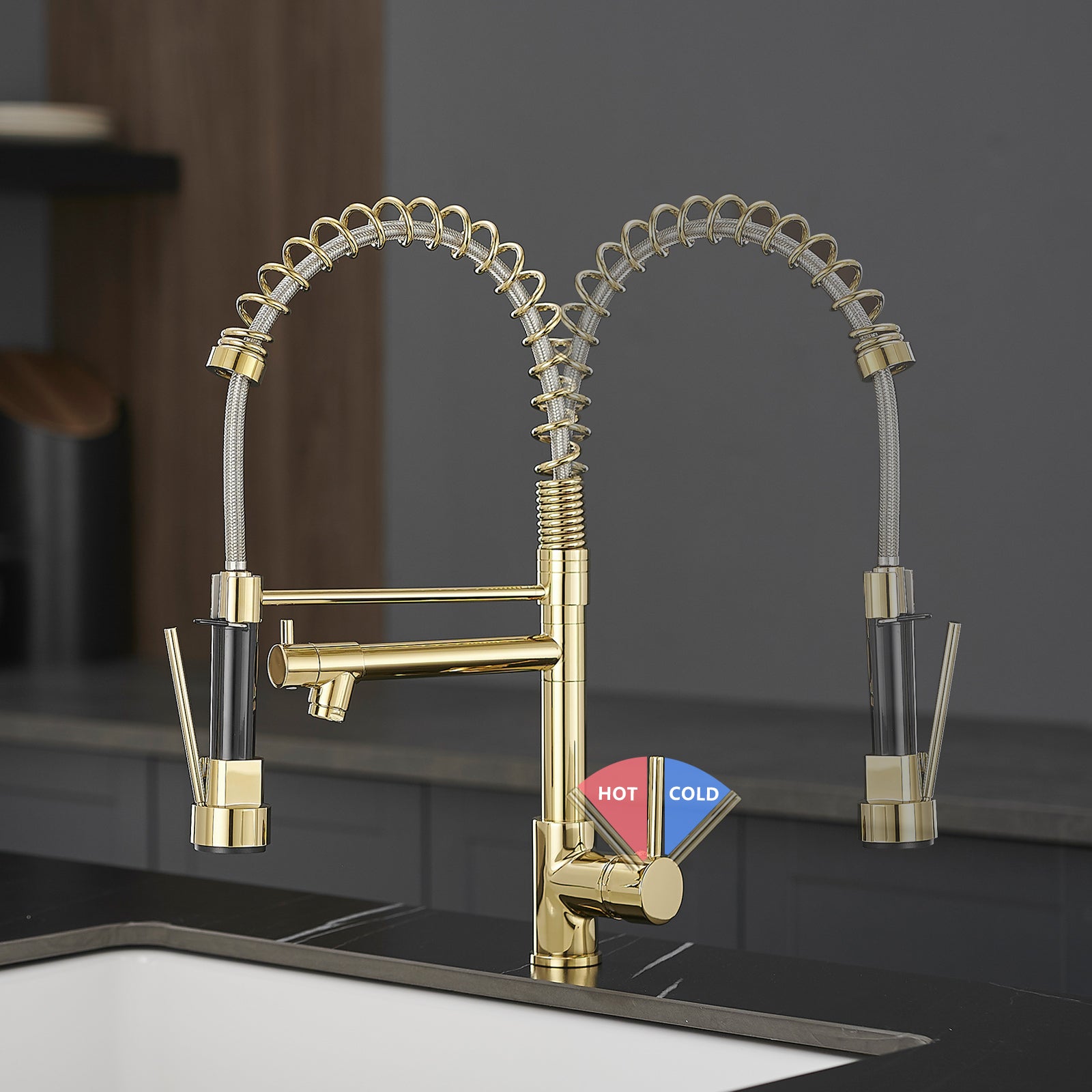 Single Handle Pull Down Sprayer Kitchen Faucet with 360° Rotation in Polished Gold