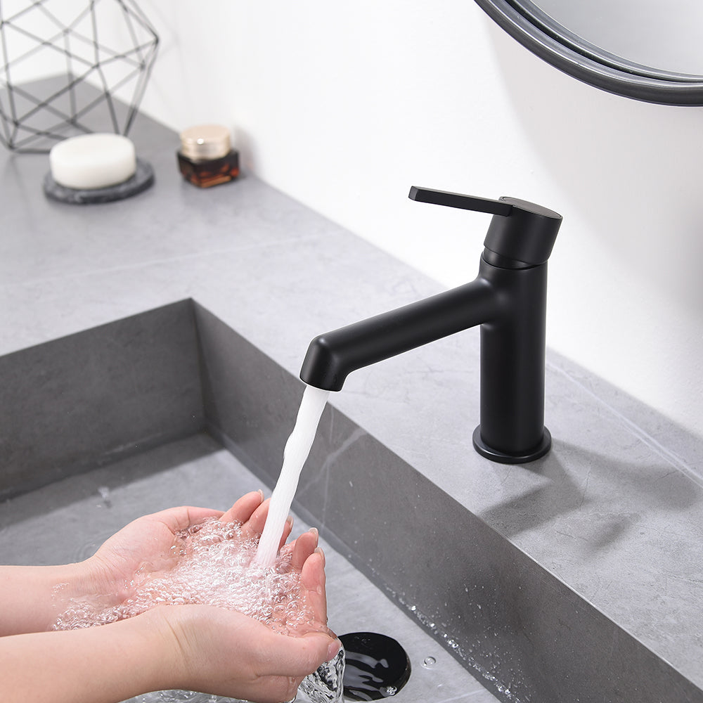 Single Handle Single Hole Bathroom Faucet with Spot Resistant