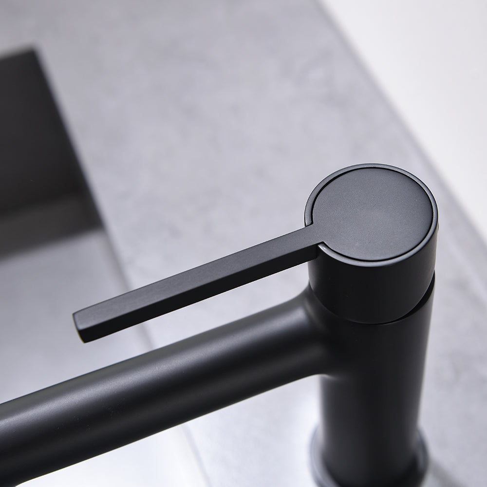 Single Handle Single Hole Bathroom Faucet with Spot Resistant