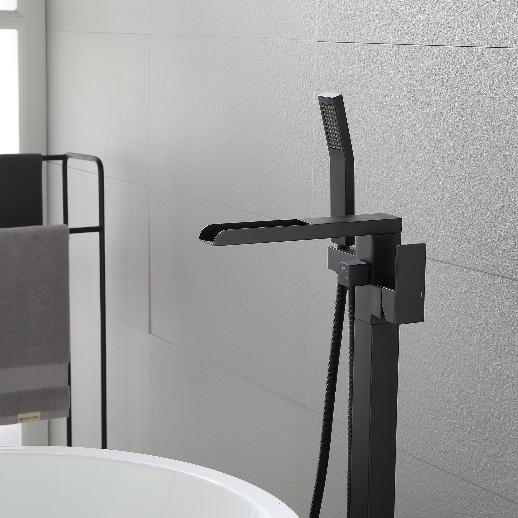 Waterfall Freestanding Single Handle Freestanding Tub Faucet with Handshower