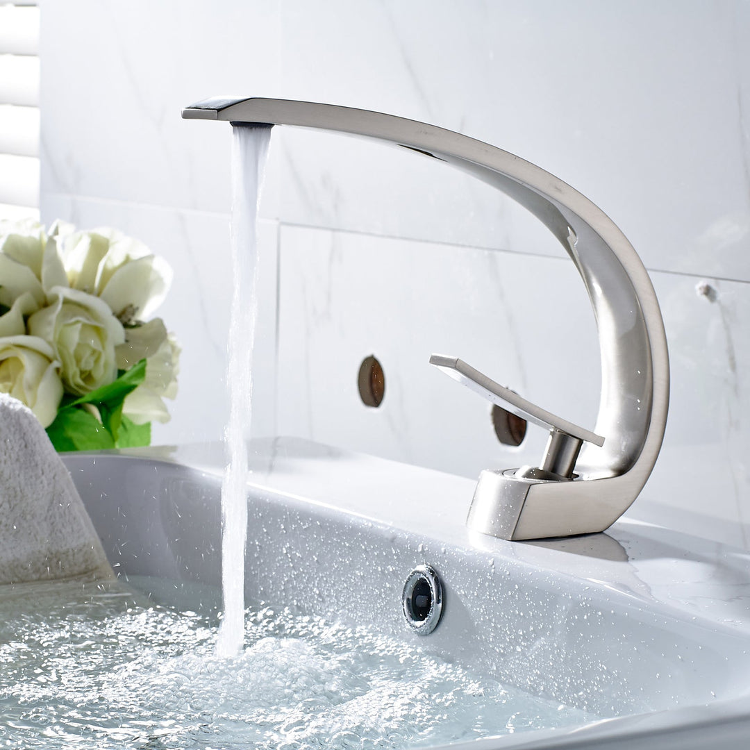 Single Handle Single Hole Bathroom Faucet in Polished Chrome