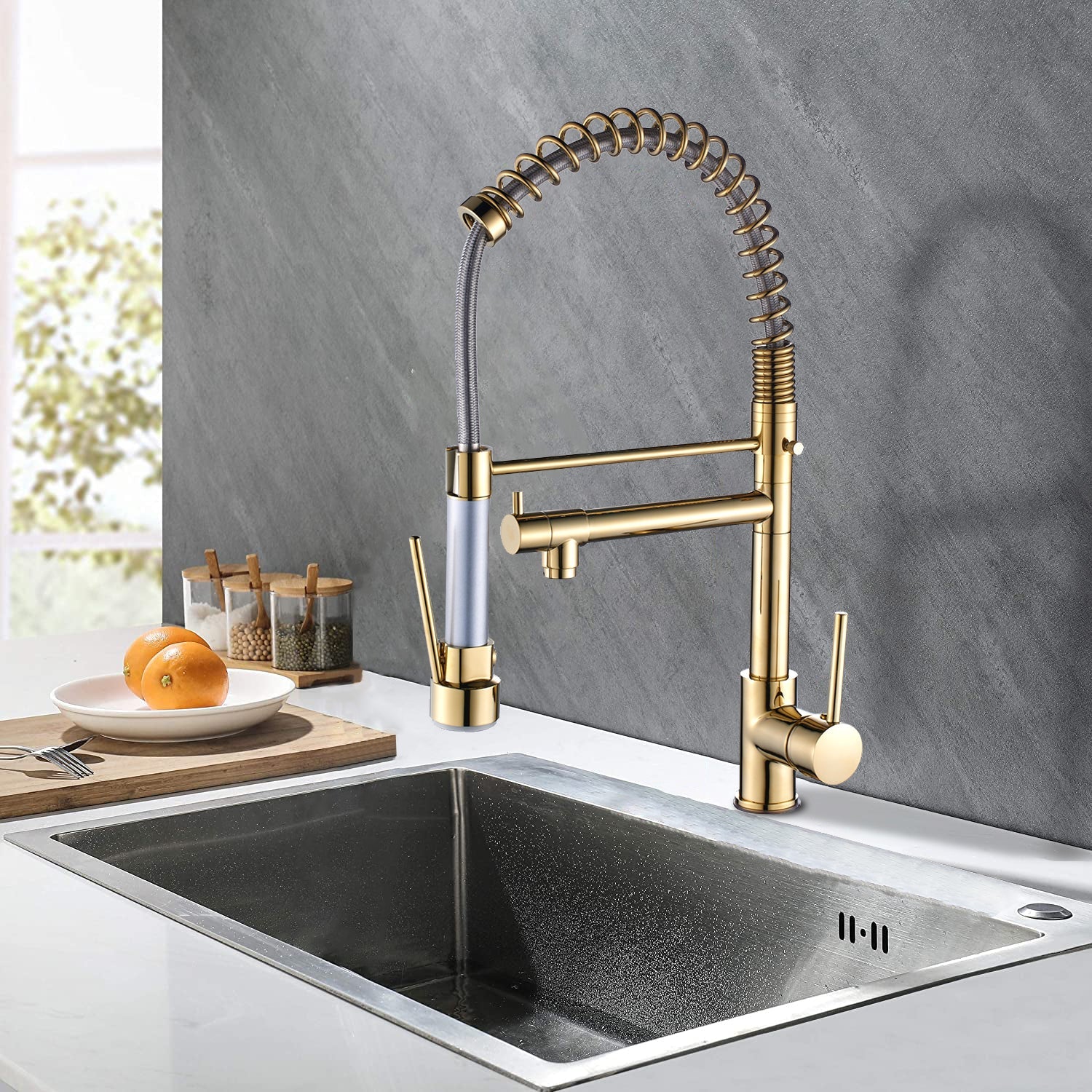 Single Handle Pull Down Sprayer Kitchen Faucet with 360° Rotation in Polished Gold