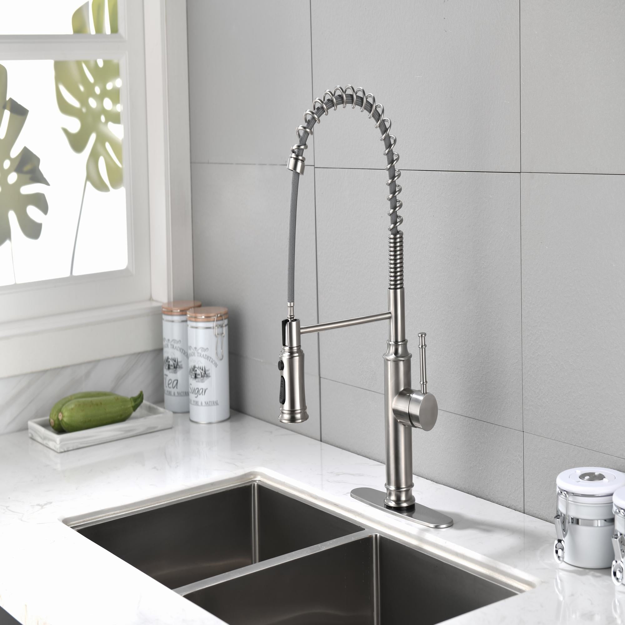 Single Handle Pull-down Kitchen Faucet with Sprayer Function